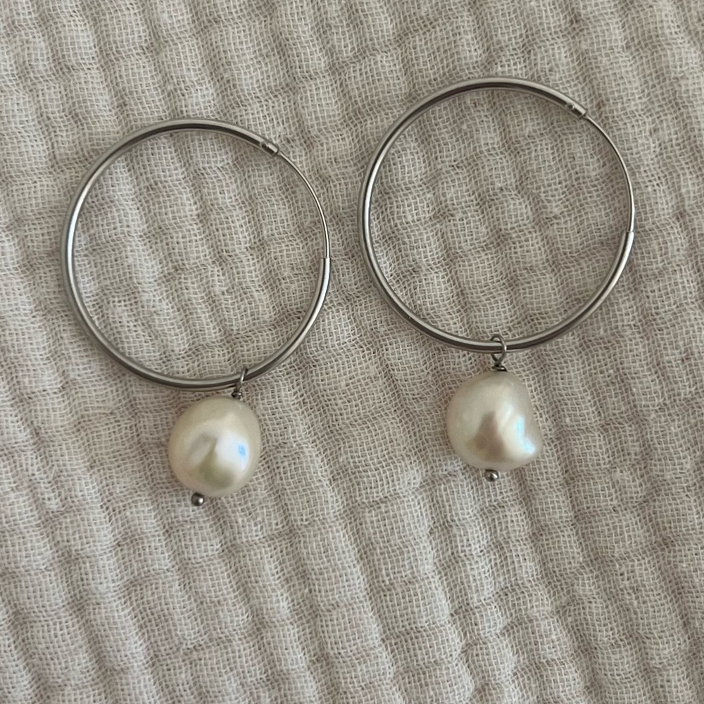 Linjer Rebecca Hoop Earrings With Pearl- Silver